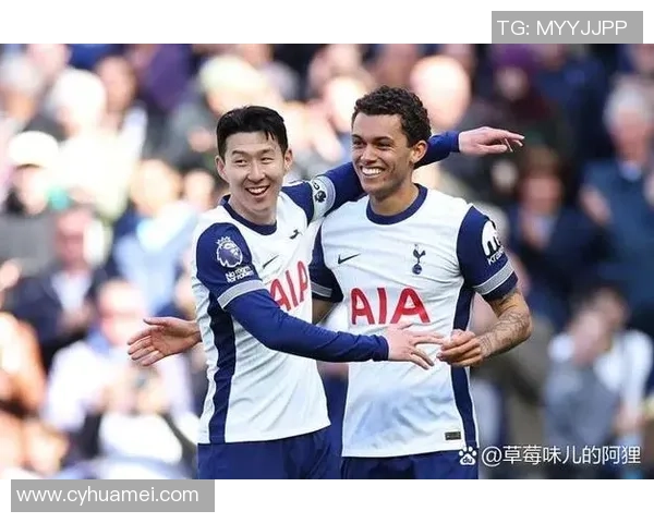 足球巨星们齐聚一堂，展开激烈扑克牌对决，谁能笑到最后赢得胜利？